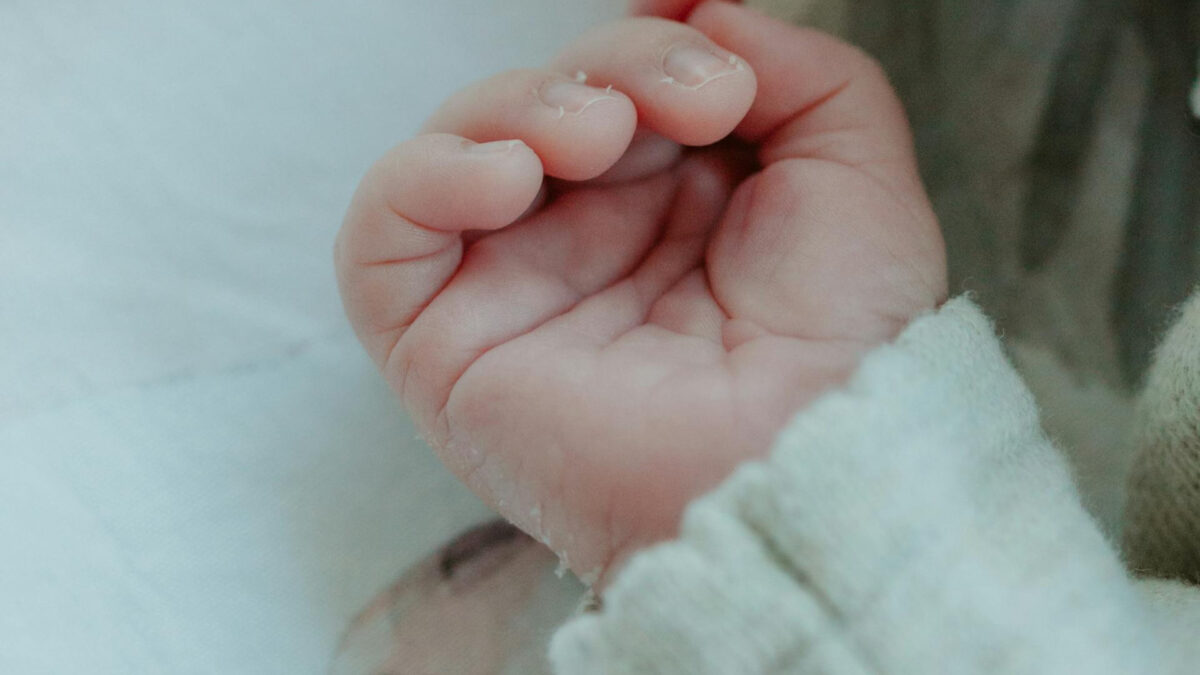 Πάτρα: Σοκάρει η γυναίκα που έσωσε το κακοποιημένο βρέφος - «Βλέπω μπροστά μου ένα χτυπημένο μωρό»