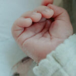 Πάτρα: Σοκάρει η γυναίκα που έσωσε το κακοποιημένο βρέφος - «Βλέπω μπροστά μου ένα χτυπημένο μωρό»