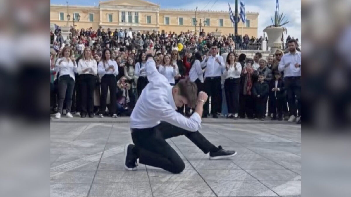 Ρίγη συγκίνησης στο Σύνταγμα με τον νεαρό που χόρεψε ζεϊμπέκικο μετά την παρέλαση και μας έκανε να ανατριχιάσουμε (Βίντεο)