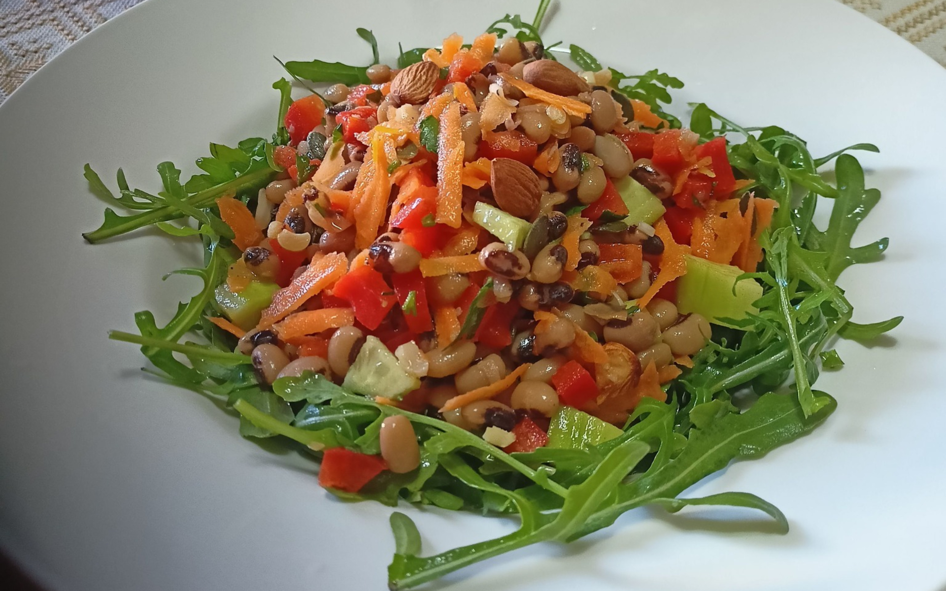 Σαλάτα πλήρες γεύμα για τη νηστεία