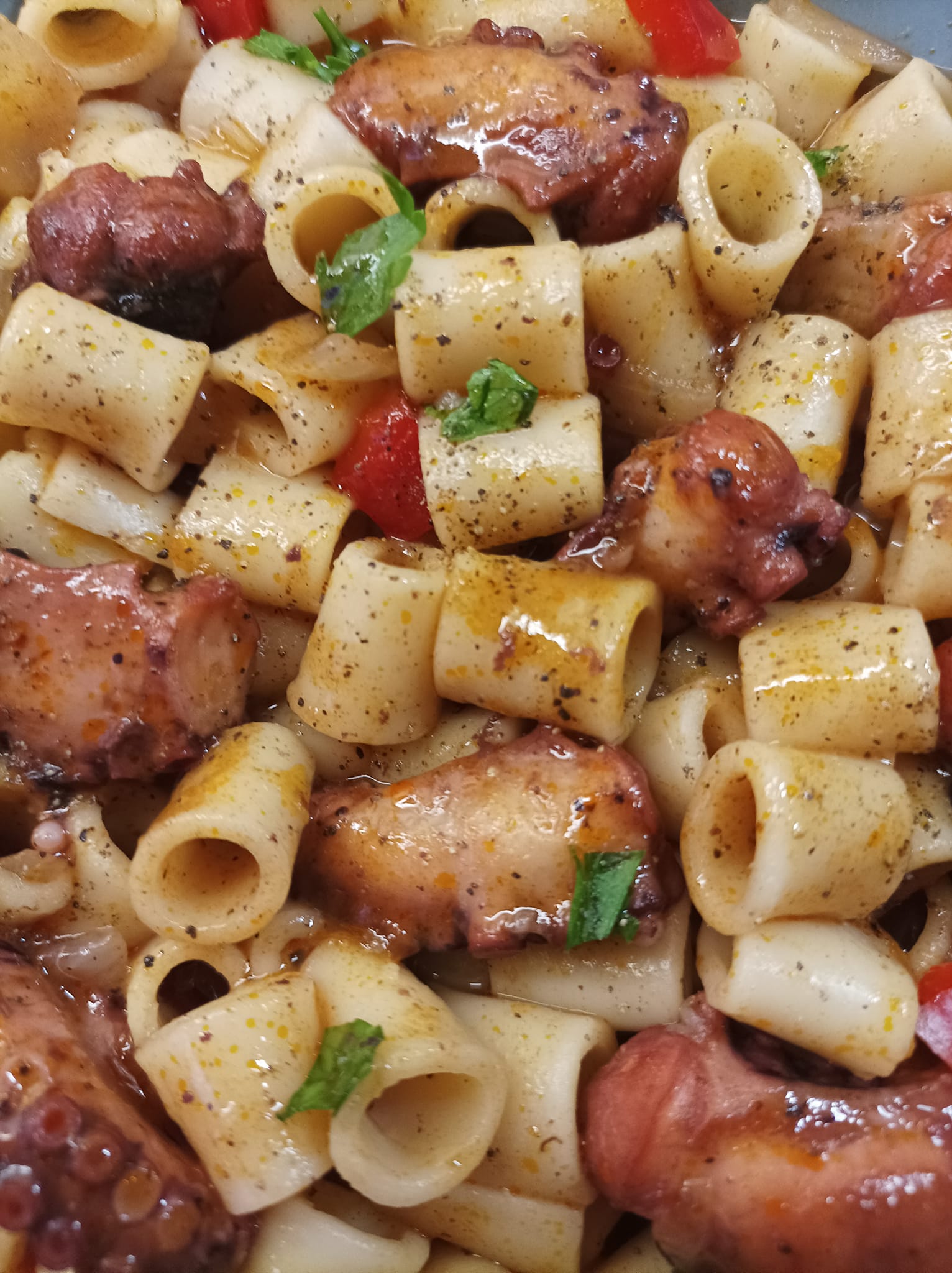 Σκορδάτο χταπόδι με μακαρονάκι