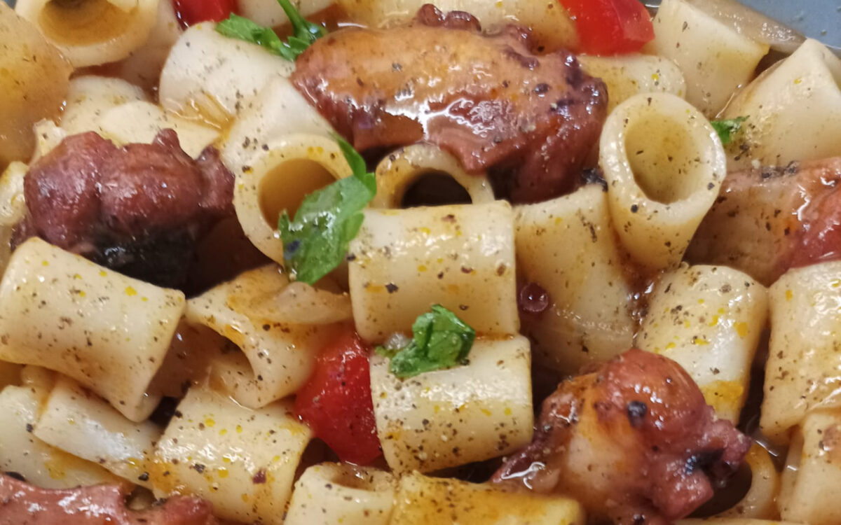 Σκορδάτο χταπόδι με μακαρονάκι