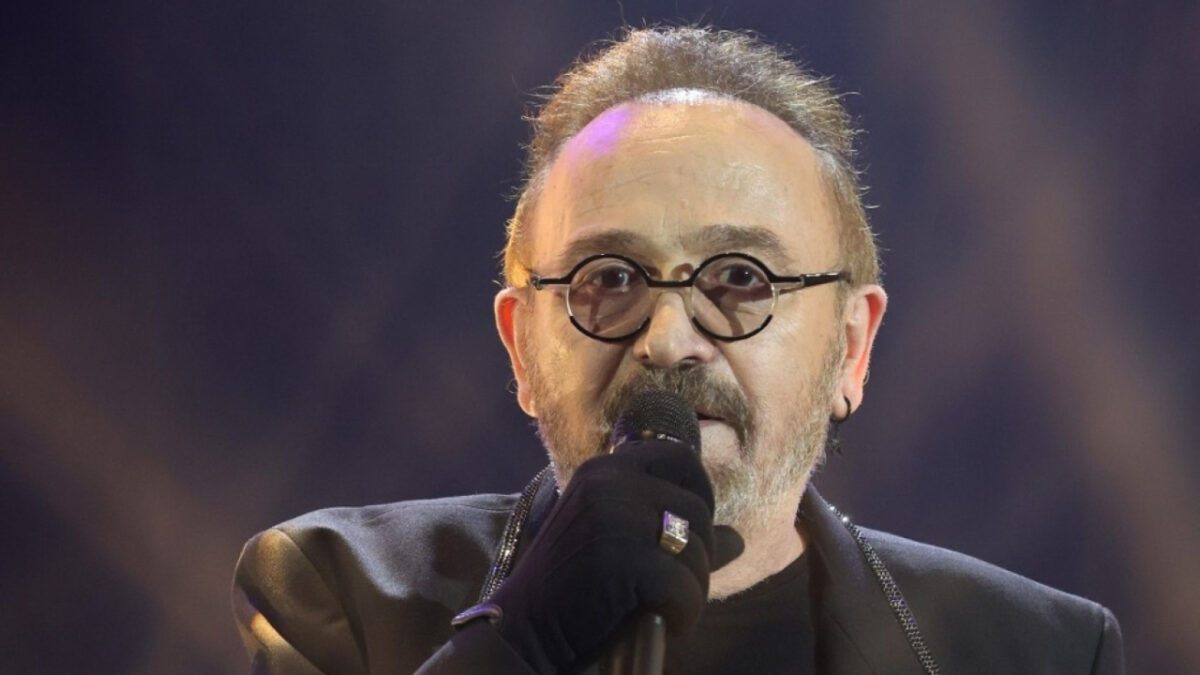 Σταμάτης Γονίδης: Βγήκε στην σκηνή παραπατώντας και κρατώντας γυναικεία τσάντα- Το βίντεο που μας προβλημάτισε