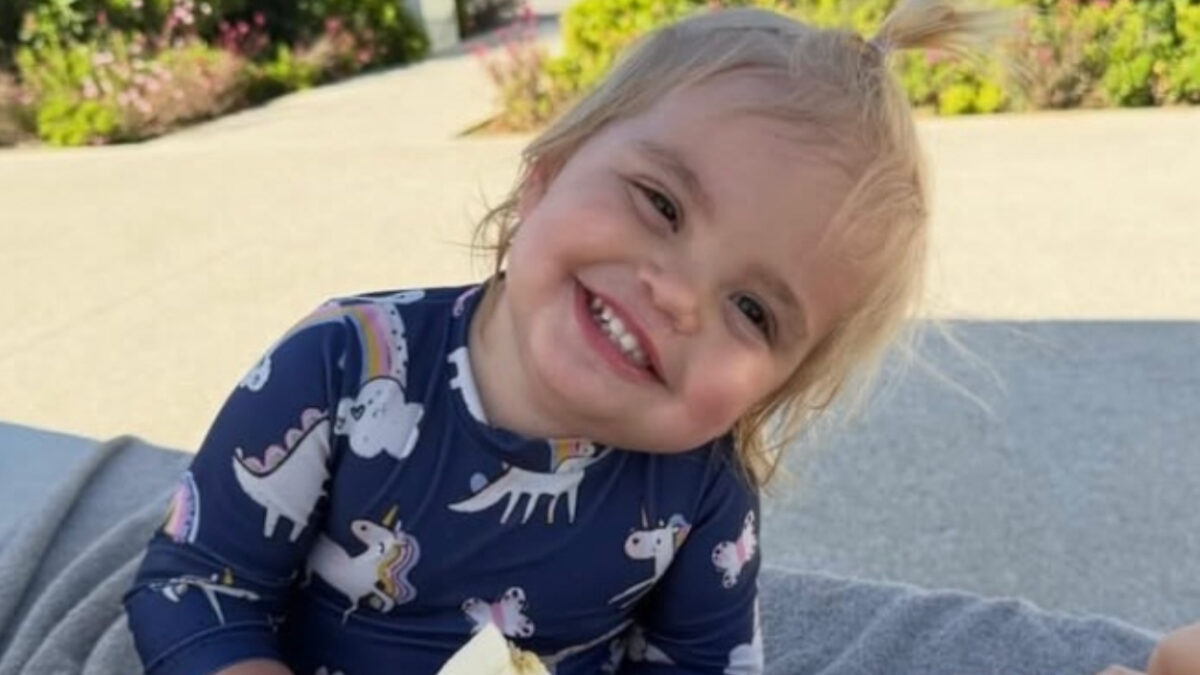 Η Συγκινητική Ιστορία της 2χρονης Λένι που πάσχει από παιδική άνοια: «Τα φρύδια της ήταν ένα σημάδι» τονίζουν οι γονείς της