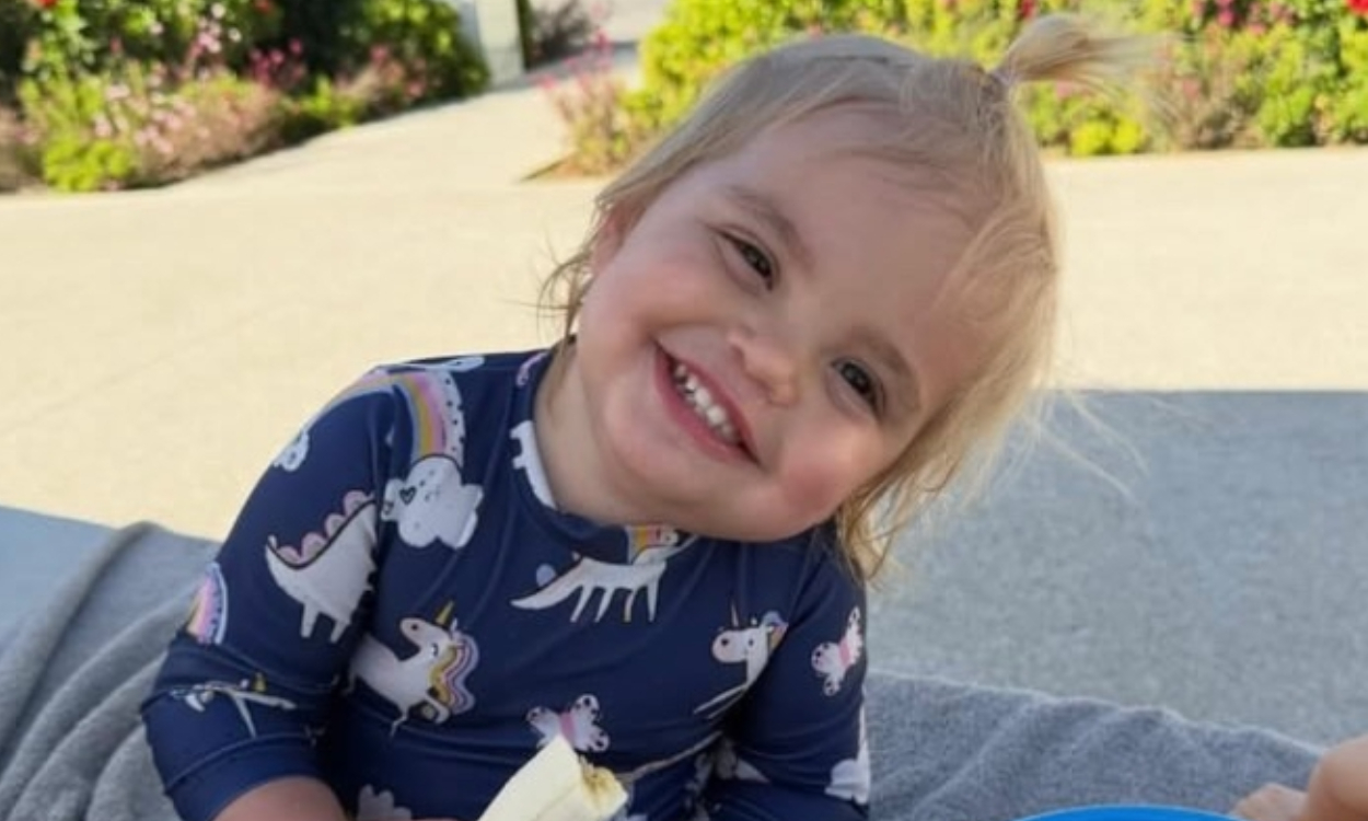 Η Συγκινητική Ιστορία της 2χρονης Λένι που πάσχει από παιδική άνοια: «Τα φρύδια της ήταν ένα σημάδι» τονίζουν οι γονείς της