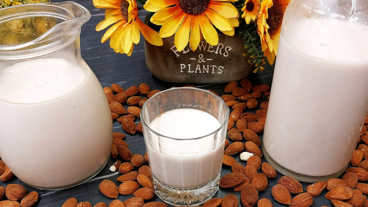 Συνταγή για σπιτικό γάλα αμυγδάλου με 3 υλικά χωρίς συντηρητικά