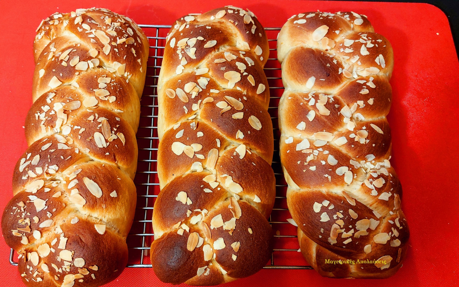 Τα νηστίσιμα τσουρέκια του Γιώργο Ζώλη είναι αφρός