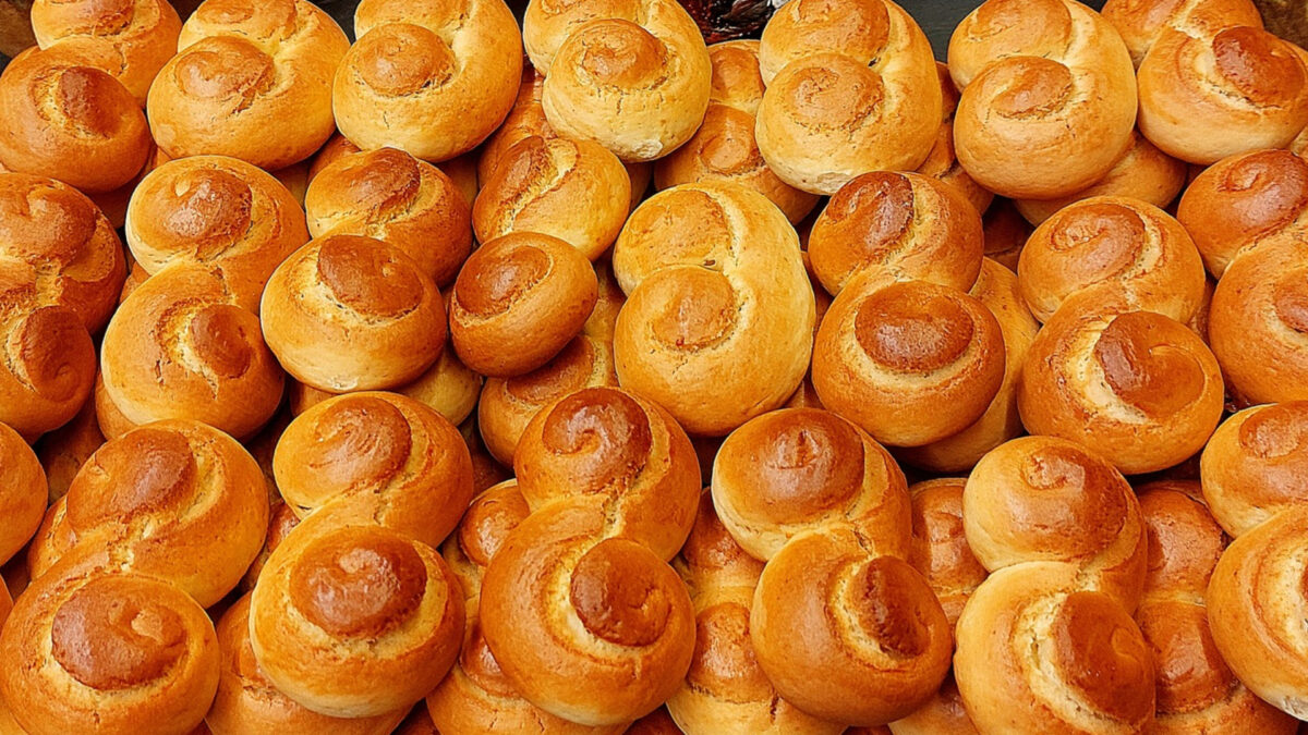 Τα πιο πετυχημένα και εύκολα Πασχαλινά κουλουράκια που μοσχοβολούν τσουρέκι για το 2026