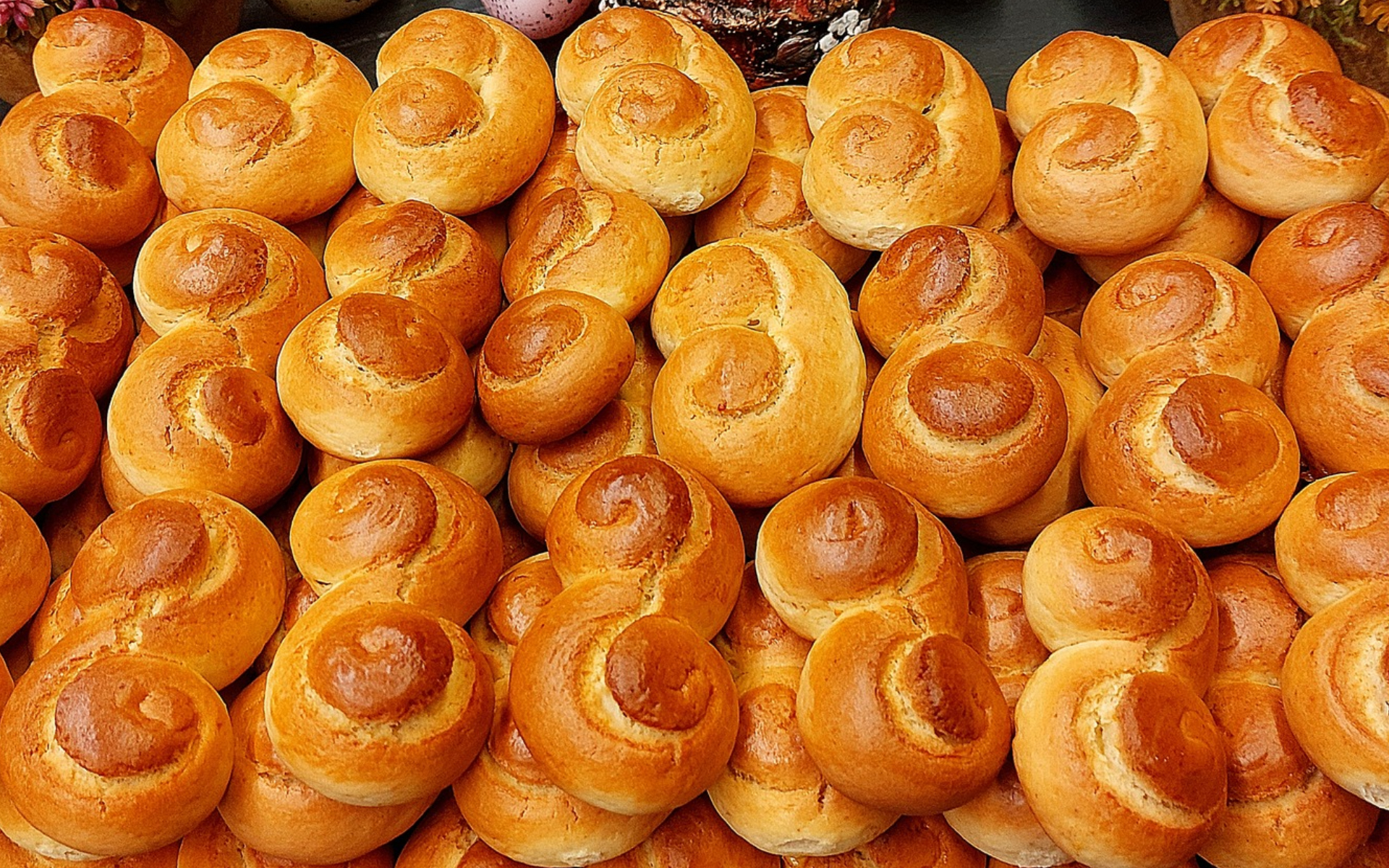 Τα πιο πετυχημένα και εύκολα Πασχαλινά κουλουράκια που μοσχοβολούν τσουρέκι για το 2026