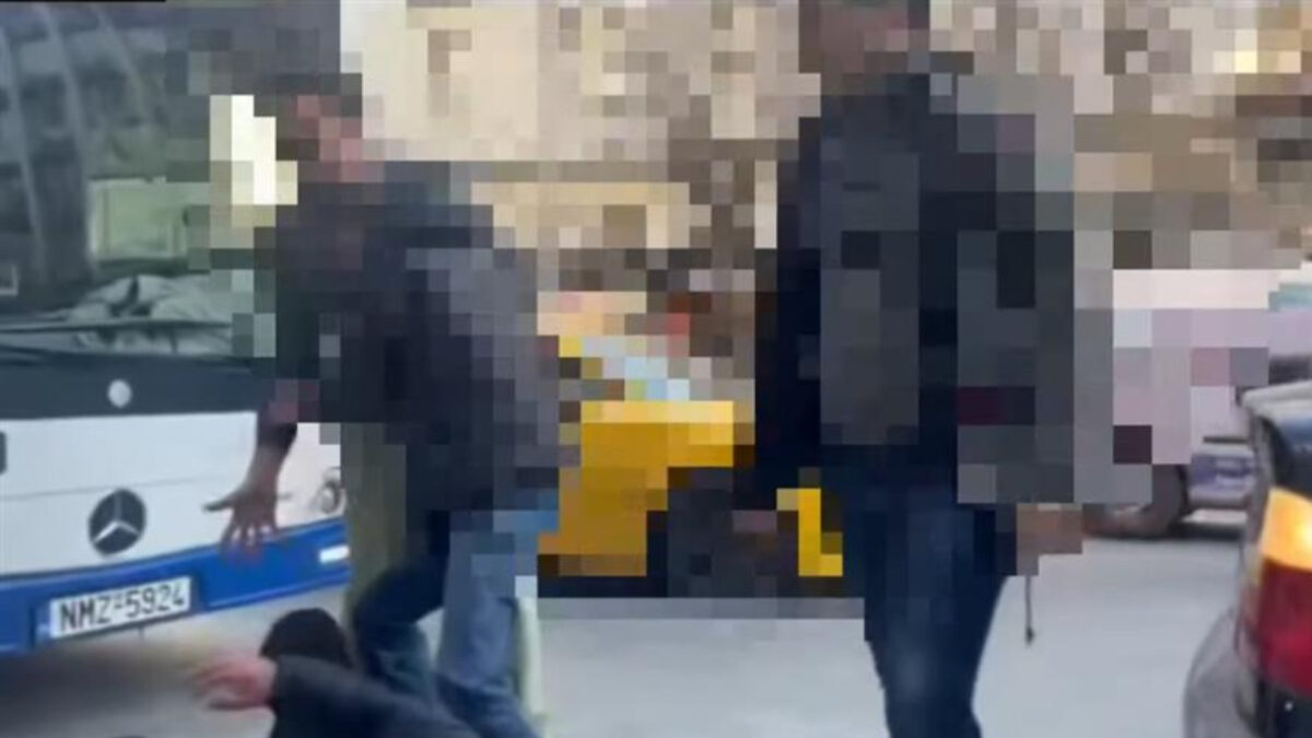 Θεσσαλονίκη: Απίστευτο βίντεο με οδηγό λεωφορείου να παίζει ξύλο με άλλον οδηγό