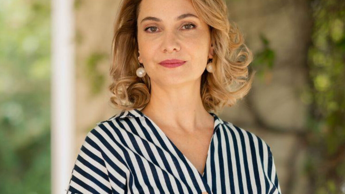 Το χτένισμα της Στεφανίας Καπετανίδη θα σου δώσει έμπνευση για κάθε επίσημη εμφάνισή σου το Καλοκαίρι 2026