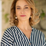 Το χτένισμα της Στεφανίας Καπετανίδη θα σου δώσει έμπνευση για κάθε επίσημη εμφάνισή σου το Καλοκαίρι 2026