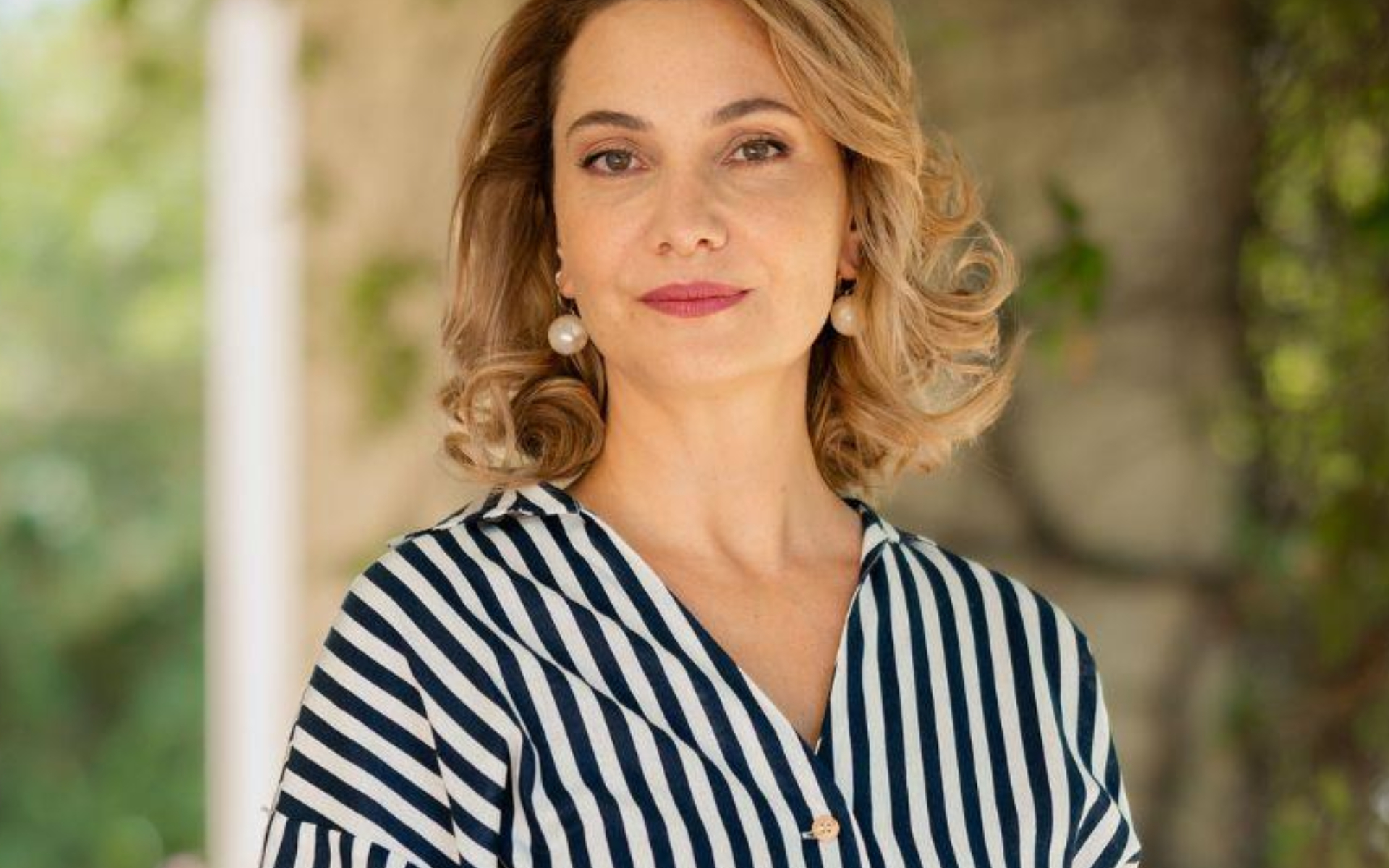 Το χτένισμα της Στεφανίας Καπετανίδη θα σου δώσει έμπνευση για κάθε επίσημη εμφάνισή σου το Καλοκαίρι 2026
