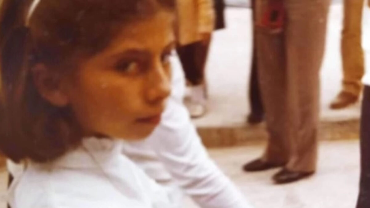 Το κοριτσάκι της φωτογραφίας είναι σήμερα πασίγνωστη Ελληνίδα παρουσιάστρια - Την αναγνωρίζετε;