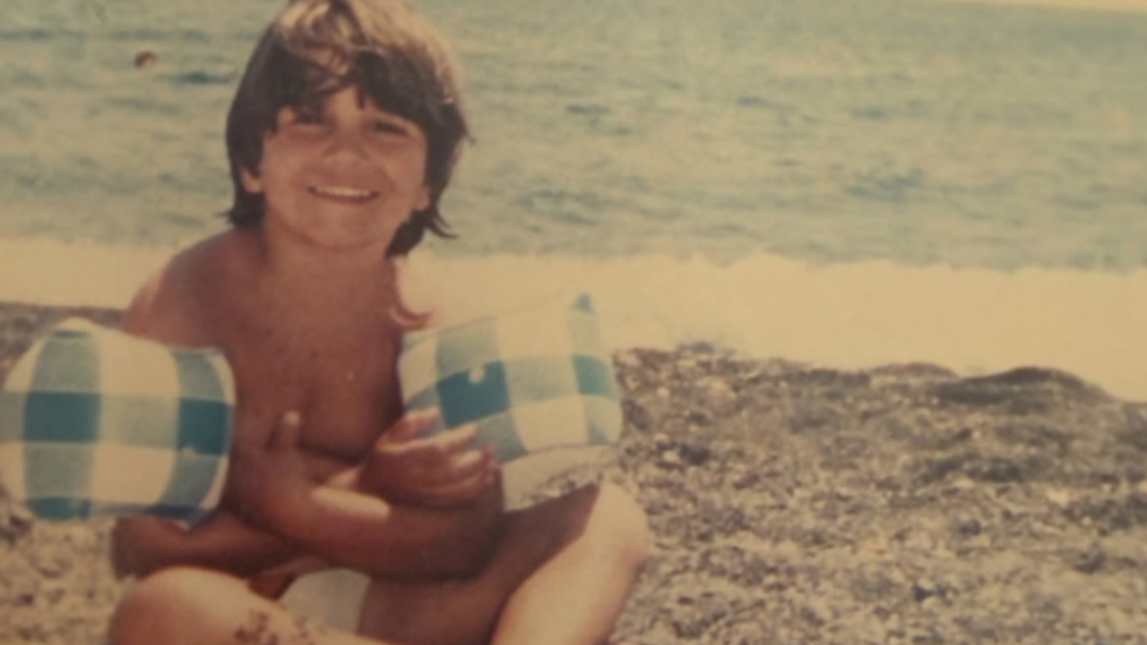 Το παιδάκι της φωτογραφίας είναι πλέον πασίγνωστος Έλληνας ηθοποιός - Εσείς τον αναγνωρίζετε;