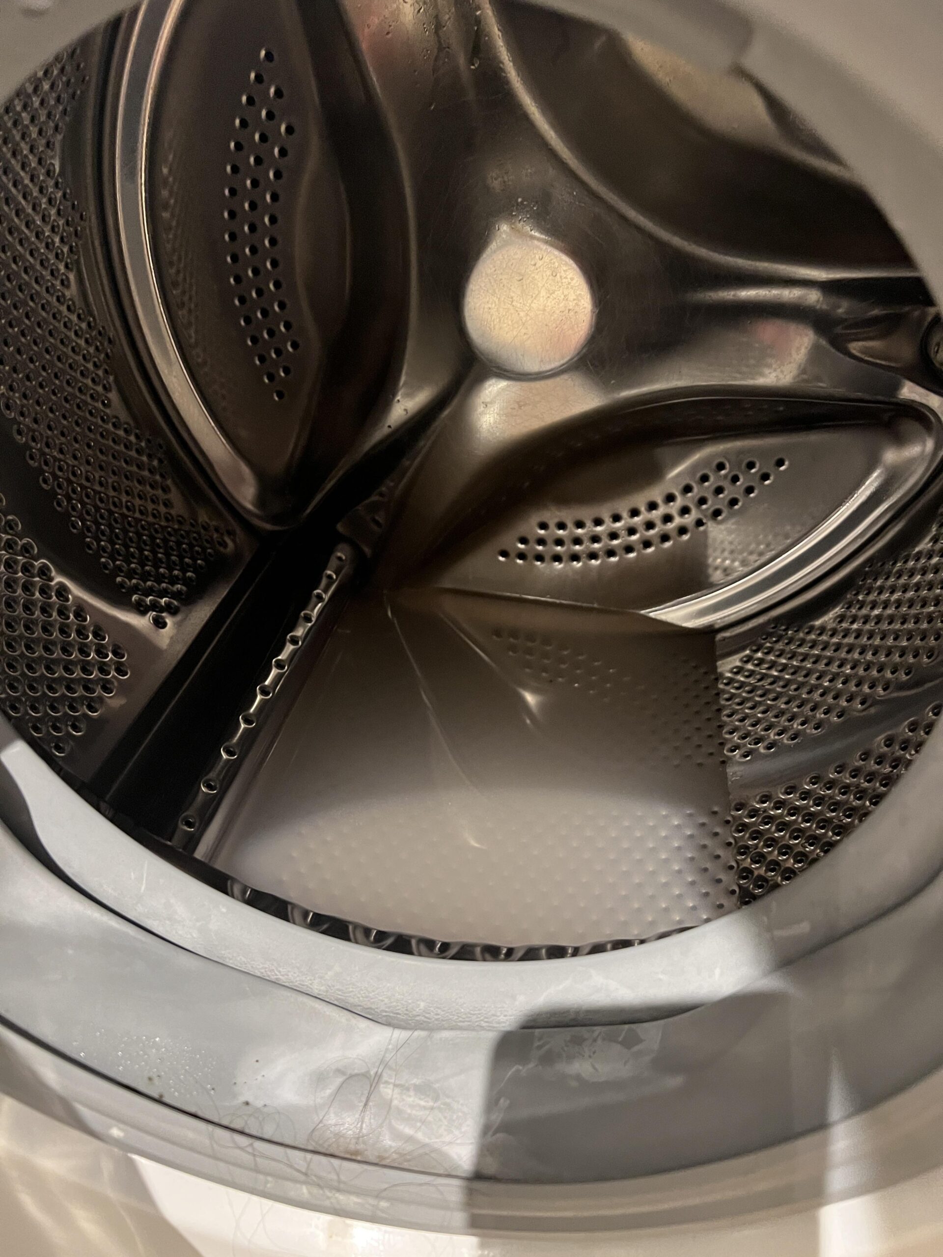 Το πλυντήριο ρούχων βγάζει νερά: Δες τι να κάνεις πριν να πας στον υδραυλικό