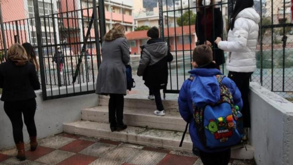 Υποχρεωτική άδεια άνευ αποδοχών έως τη λήξη του σχολικού έτους: Ποιους γονείς αφορά