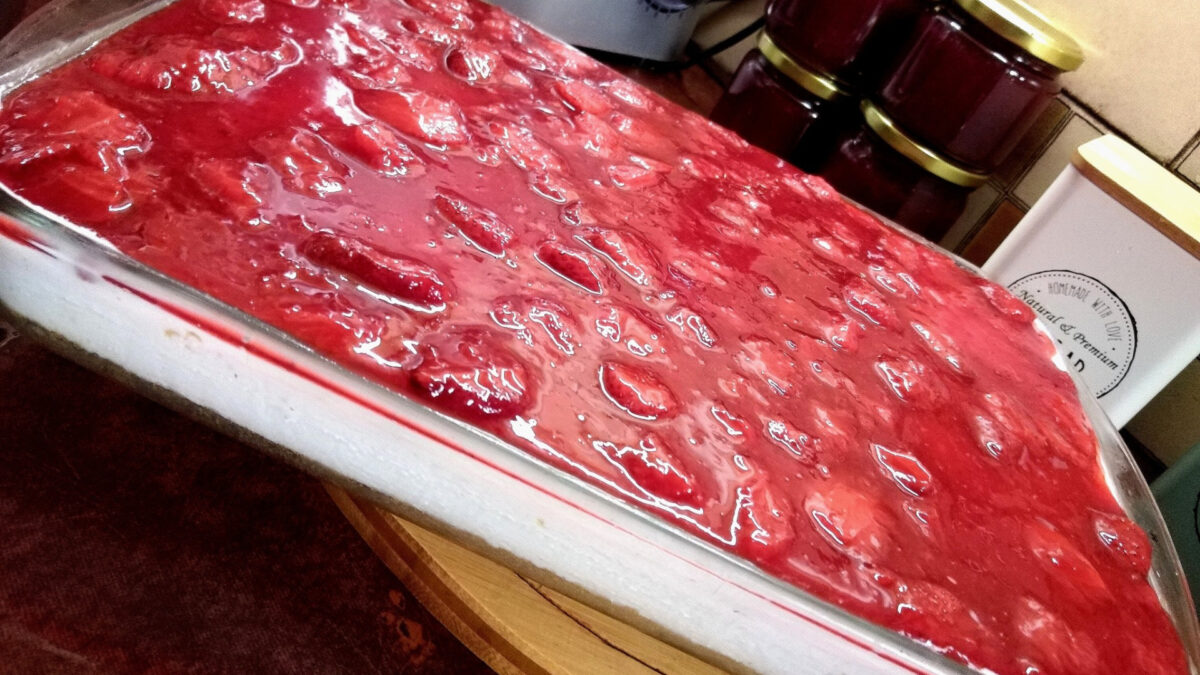 Cheesecake φράουλα με αέρινη κρέμα