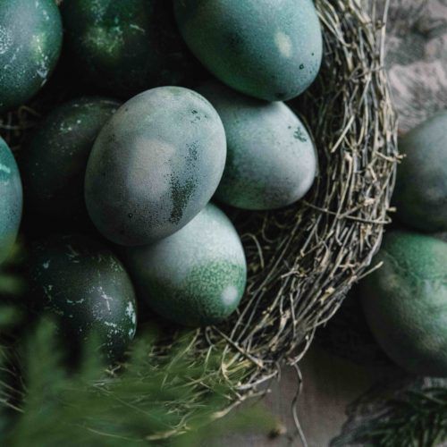 Emerald easter eggs: Η απόλυτη τεχνική για να βάψεις τα Πασχαλινά αυγά φέτος