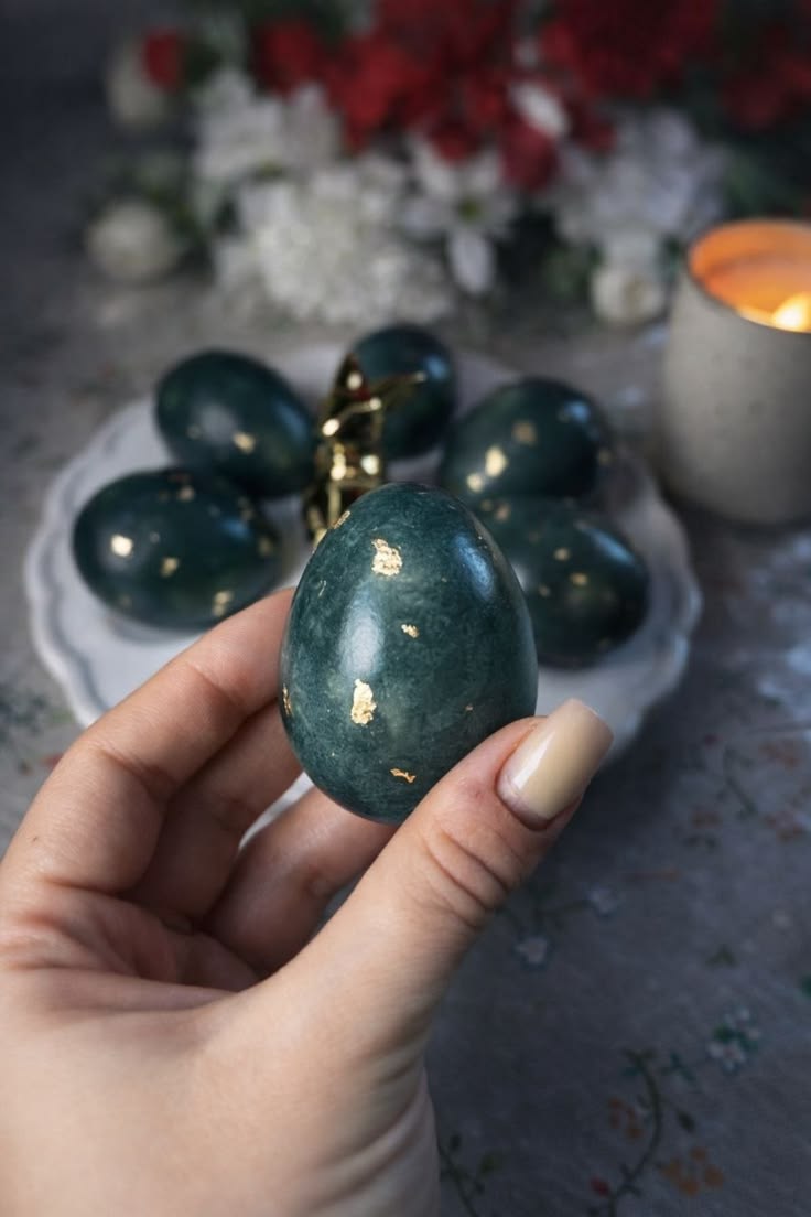 Emerald easter eggs: Η απόλυτη τεχνική για να βάψεις τα Πασχαλινά αυγά φέτος