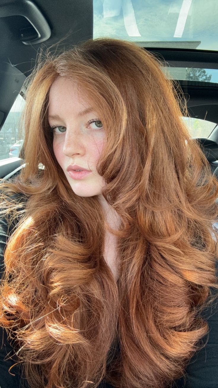 Farrah fawcett haicut: Πώς το κούρεμα της εμβληματικής ηθοποιού του '70 γίνεται ξανά trend το 2026- Μοντέρνες ιδέες για κάθε γυναίκα