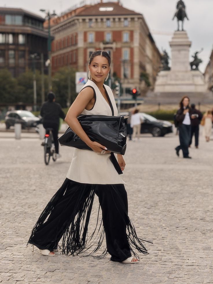 Fringes: Η τάση που θα φοράς από το πρωί στη δουλειά μέχρι το βράδυ στο κλαμπ