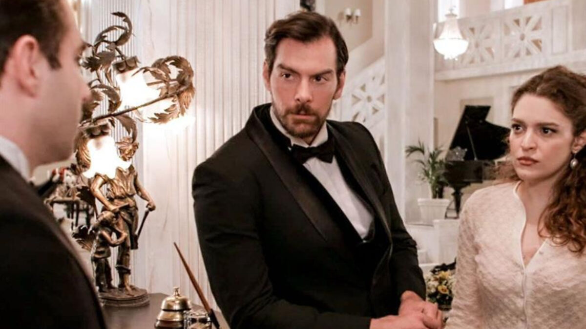 Grand Hotel: Λίγο πριν του ανακοινώσει πως είναι έγκυος τον βλέπει με άλλη