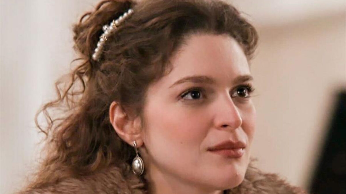 Grand Hotel: Τον κοροϊδεύει και του φορτώνει το παιδί του εραστή της