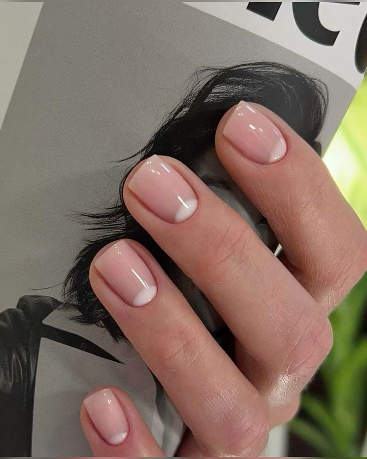 Old Money Manicure: 10 ιδέες με τη νέα τάση του Καλοκαιριού στα νύχια για clean αποτέλεσμα