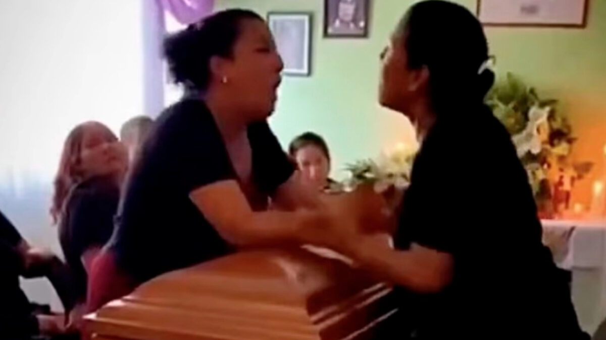 Αδιανόητος καυγάς σε κηδεία: Οι ερωμένες του νεκρού τσακώθηκαν πάνω απ' το φέρετρο (βίντεο)