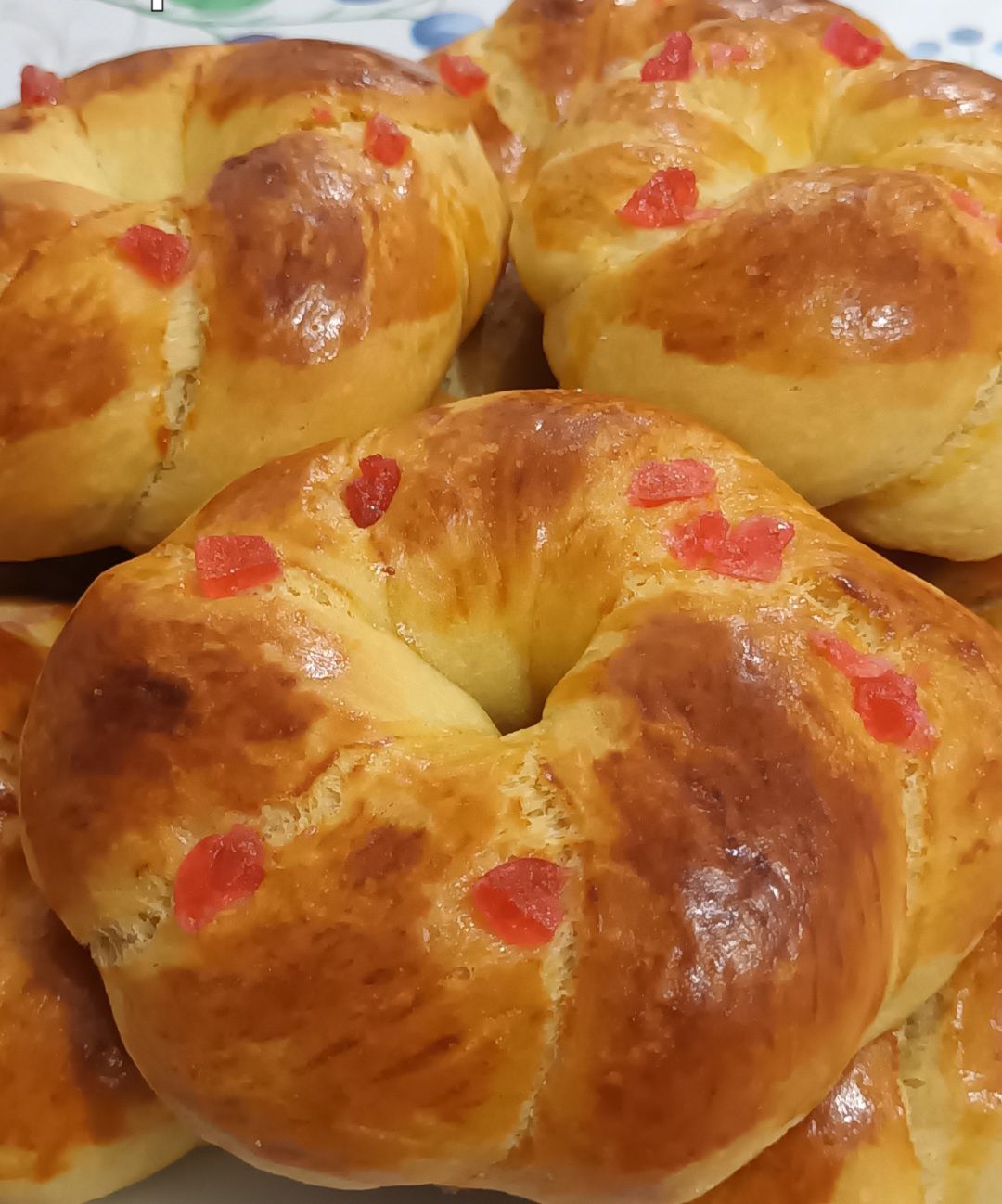 Αφράτα κουλούρια με κεράσι γλασέ για το lunchbox του σχολείου