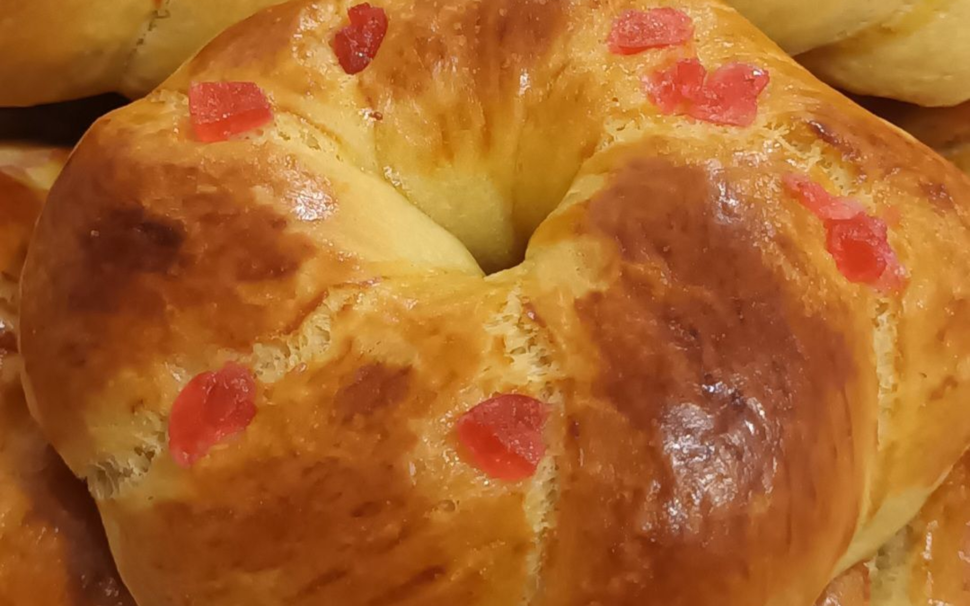 Αφράτα κουλούρια με κεράσι γλασέ για το lunchbox του σχολείου