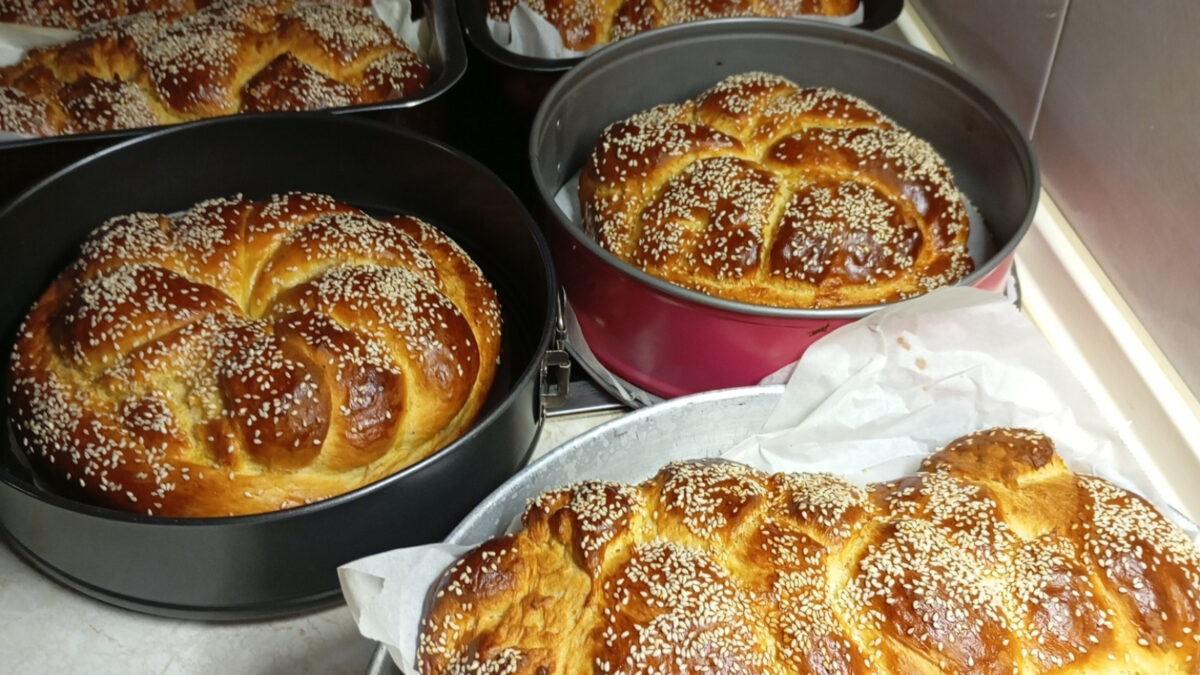 Αφράτα Πασχαλινά τσουρέκια με σουσάμι όπως της Γιαγιάς