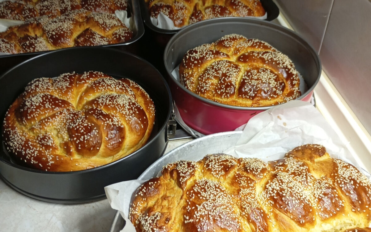 Αφράτα Πασχαλινά τσουρέκια με σουσάμι όπως της Γιαγιάς