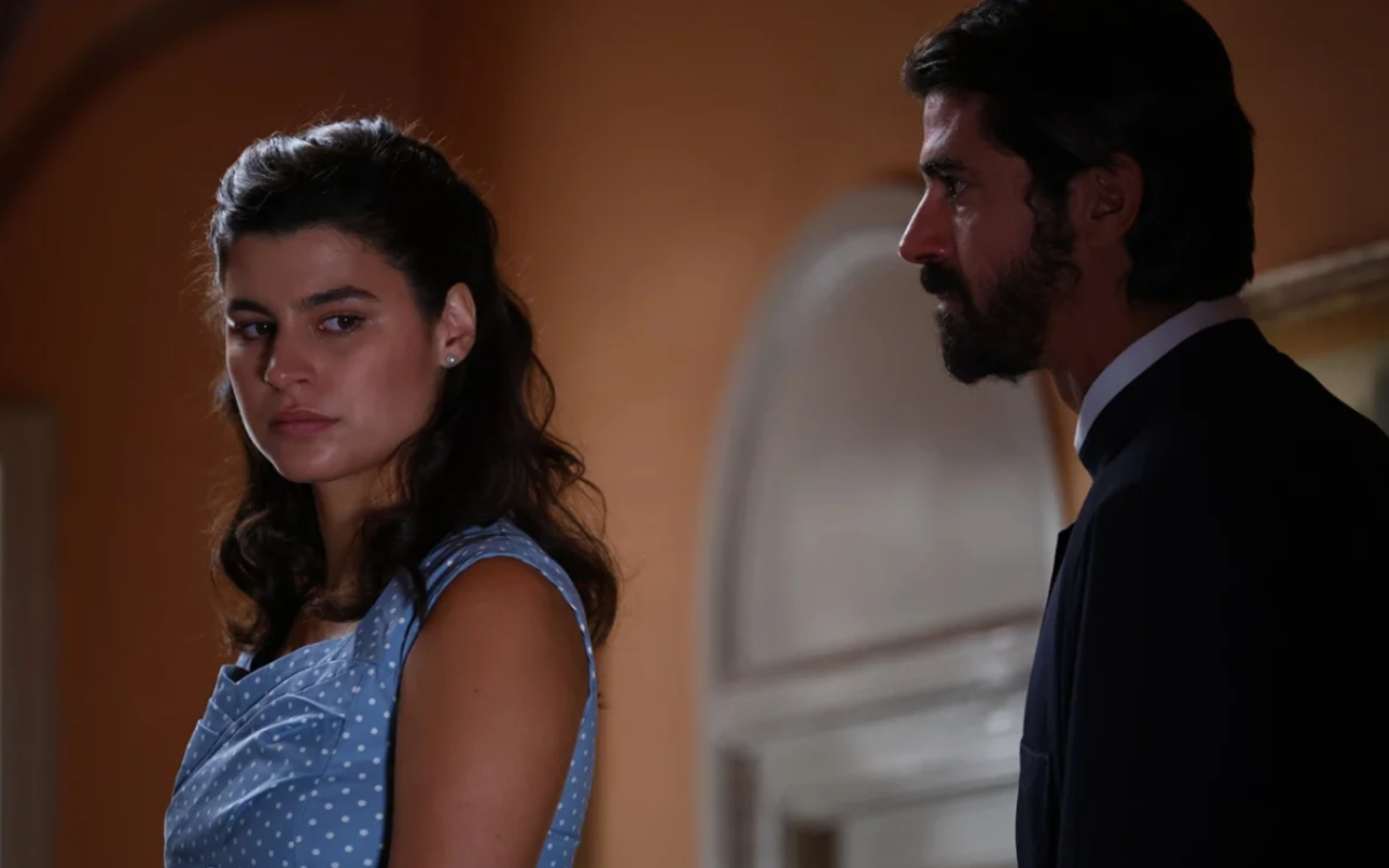 Άγιος Έρωτας: Η Χλόη σκοτώνει τον πατέρα Νικόλαο και βάζει τέλος στη ζωή της 3 Άγιος Έρωτας: Η Χλόη σκοτώνει τον πατέρα Νικόλαο και βάζει τέλος στη ζωή της