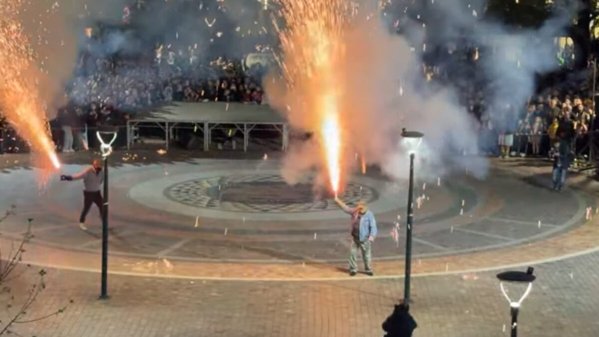 Αγρίνιο: Το εντυπωσιακό έθιμο με τα Χαλκούνια έκανε τη νύχτα μέρα τη Μεγάλη Παρασκευή