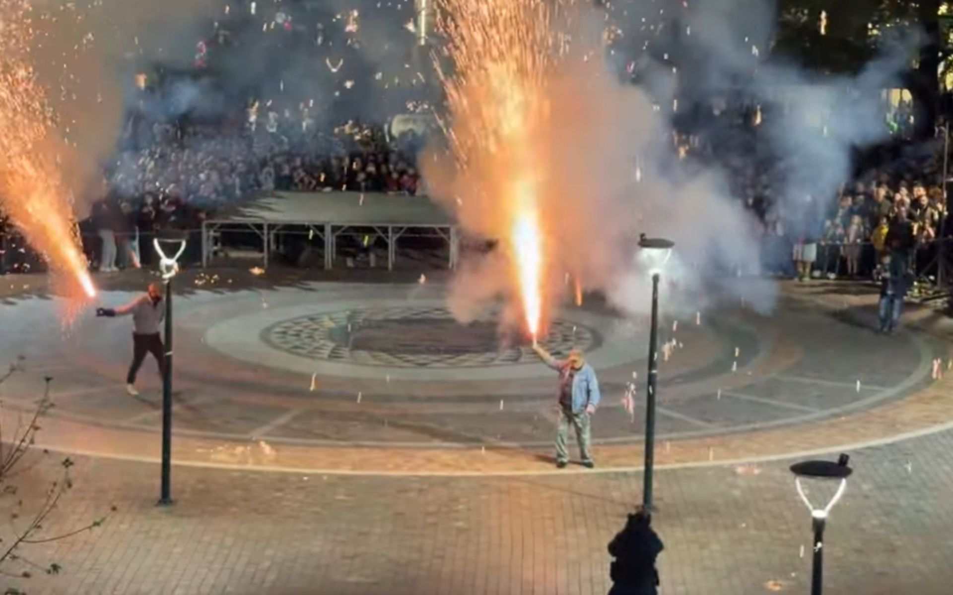 Αγρίνιο: Το εντυπωσιακό έθιμο με τα Χαλκούνια έκανε τη νύχτα μέρα τη Μεγάλη Παρασκευή