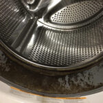 Άλατα και μούχλα στο πλυντήριο: To σπιτικό καθαριστικό που θα τα εξαφανίσει