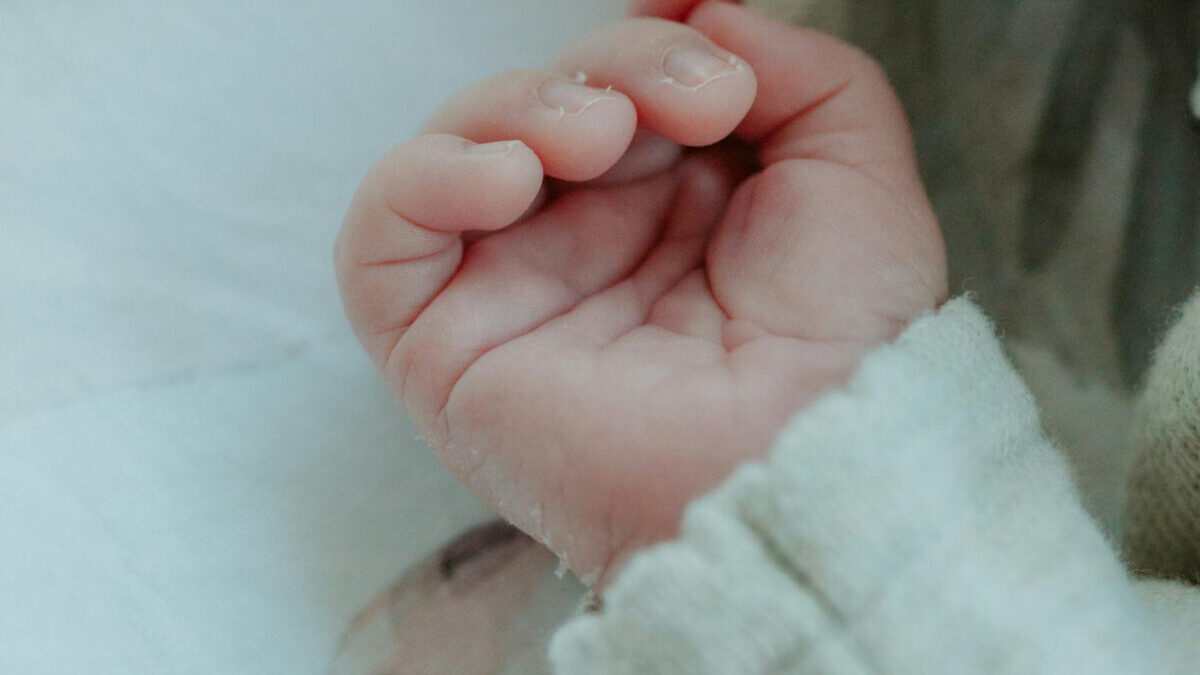 Αποτροπιασμός στο Πύργο: Ο σύντροφος της μητέρας έκαιγε με τσιγάρα το 10 μηνών βρέφος