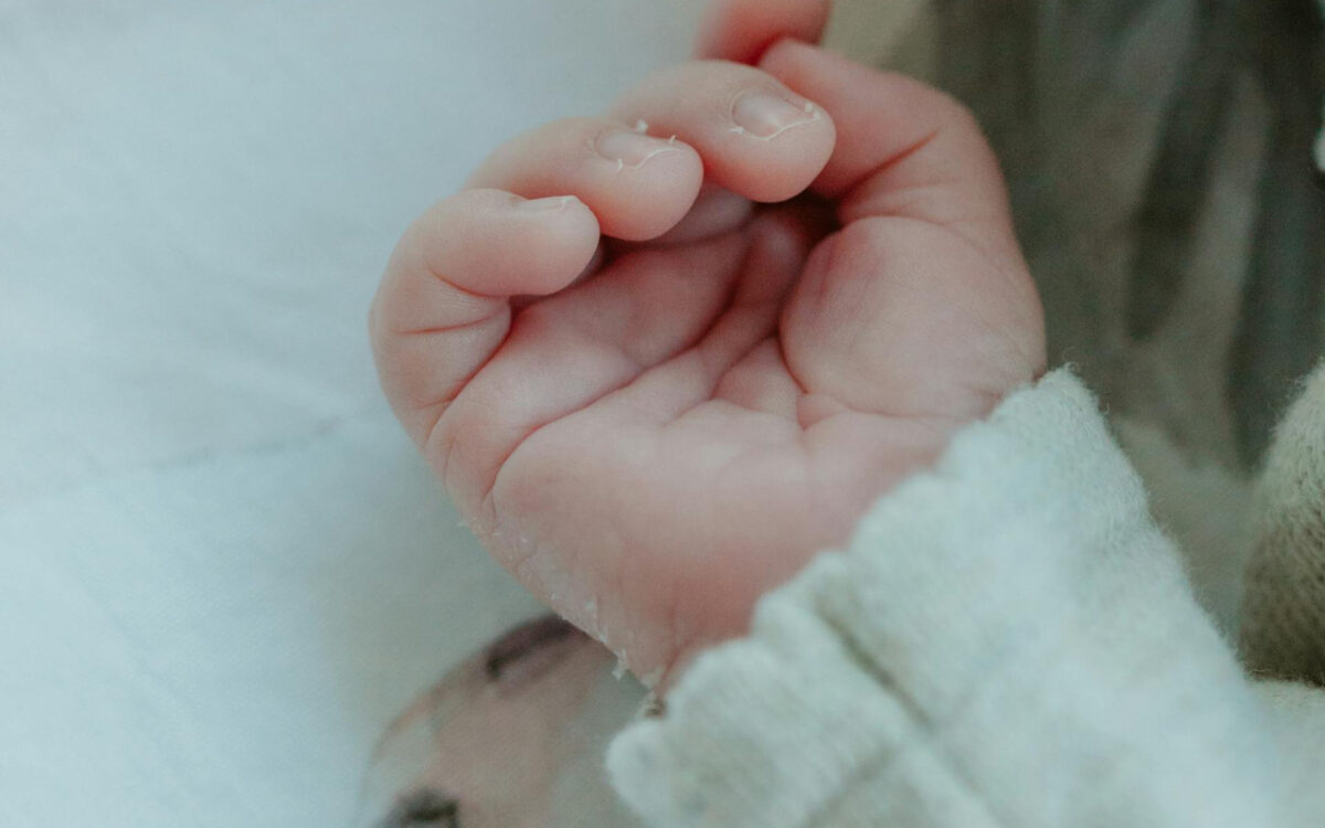 Αποτροπιασμός στο Πύργο: Ο σύντροφος της μητέρας έκαιγε με τσιγάρα το 10 μηνών βρέφος