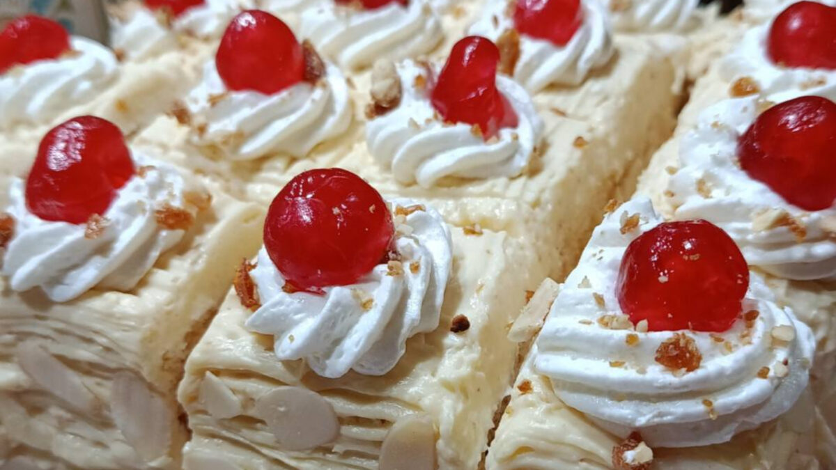 Ατομικές πάστες με κρέμα πατισερί