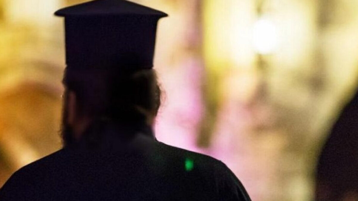 Χαμός στη Κρήτη: Ιερέας συνελήφθη λίγο πριν το Χριστός Ανέστη- Τον κατήγγειλε η παπαδιά ότι κλέβει τα αυγά από τις κότες