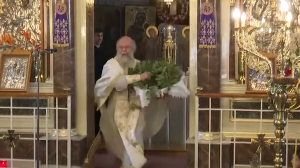 Χίος: Εντυπωσιακή και φέτος η Πρώτη Ανάσταση με τον ιπτάμενο ιερέα να κλέβει τη παράσταση