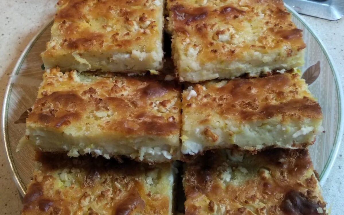 Χωριάτικη μπατζίνα με γραβιέρα και κολοκυθάκια