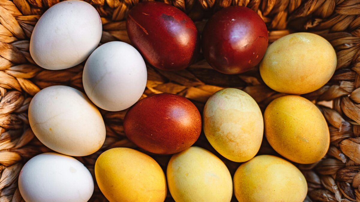 Δευτέρα του Πάσχα: Γιατί πρέπει να ρίξετε ένα κόκκινο αυγό στα βράχια; Τα παραδοσιακά έθιμα της ημέρας