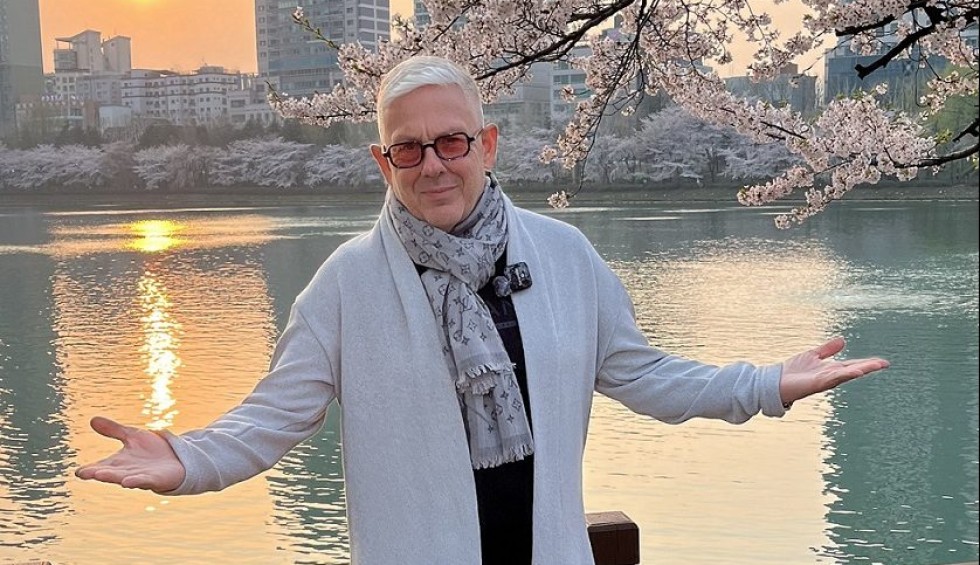 Δίκασε για άλλη μία φορά ο Τάσος Δούσης: Μην είστε κορόιδα και πιστεύετε όσους διαφημίζουν την ευτυχία τους