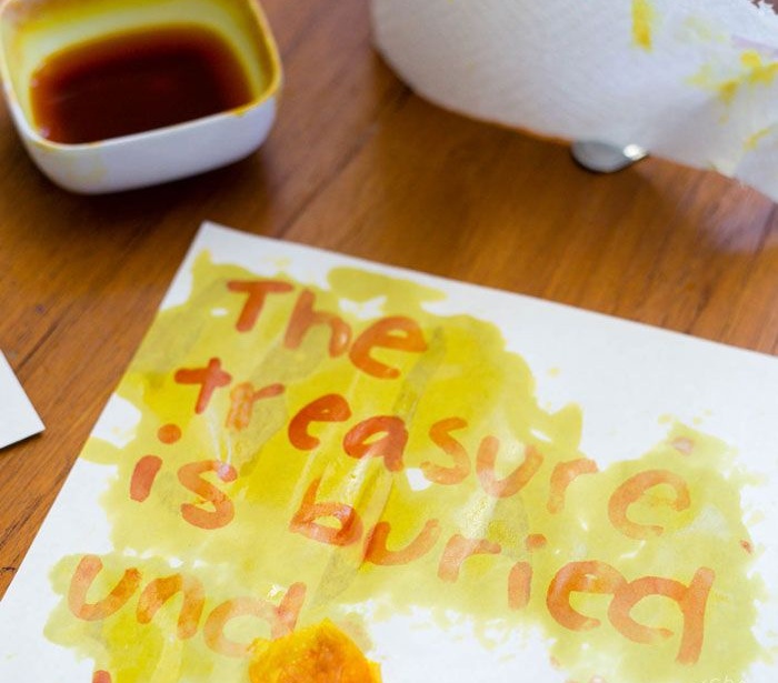 αόρατο-μελάνι-με-κουρκουμά-