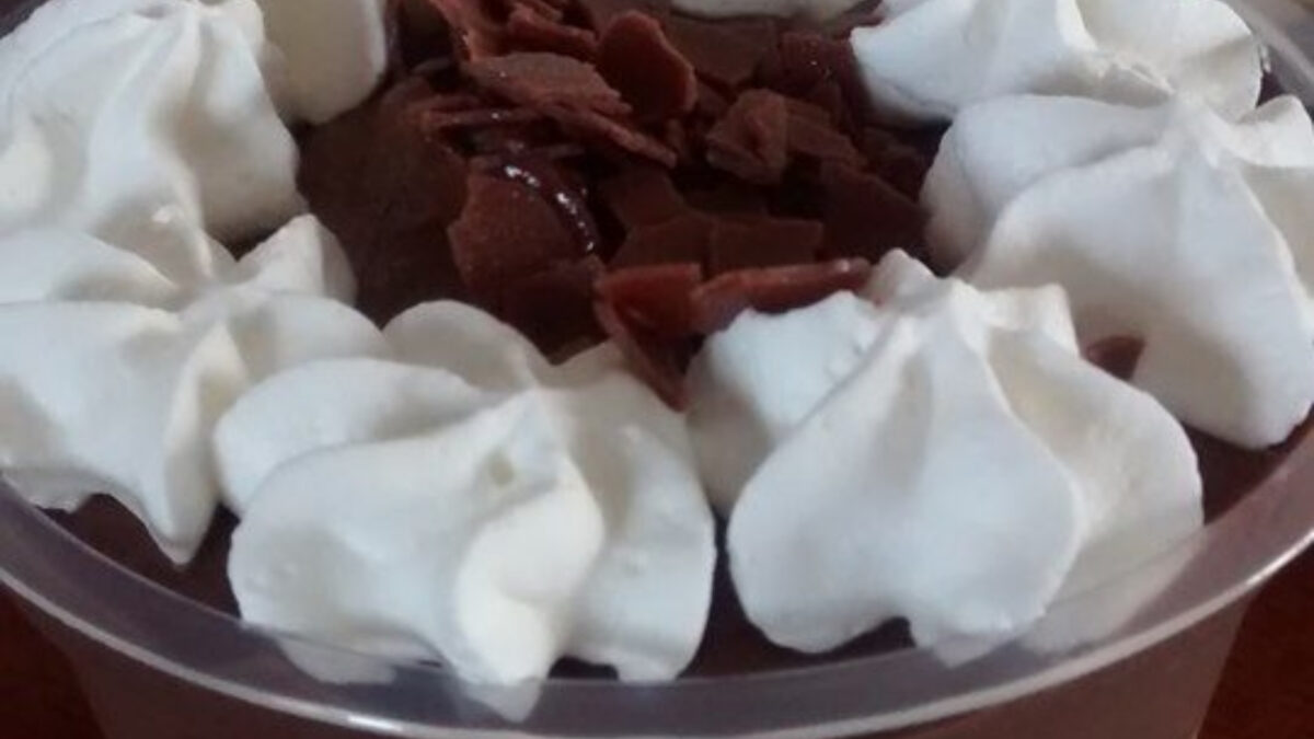 Εύκολα προφιτερόλ με κακάο και κρέμα πατισερί για τη Πρωτομαγιά