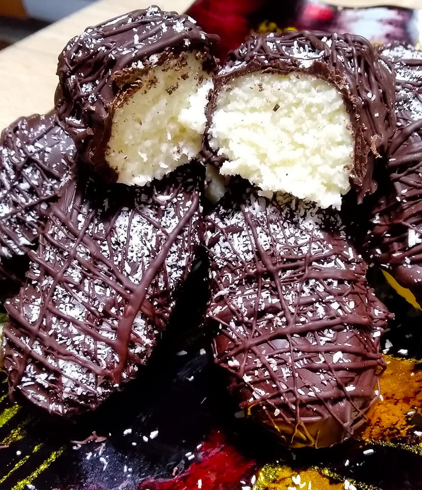 Εύκολα τρουφάκια καρύδας χωρίς ψήσιμο με 4 υλικά έτοιμα σε 5 λεπτά