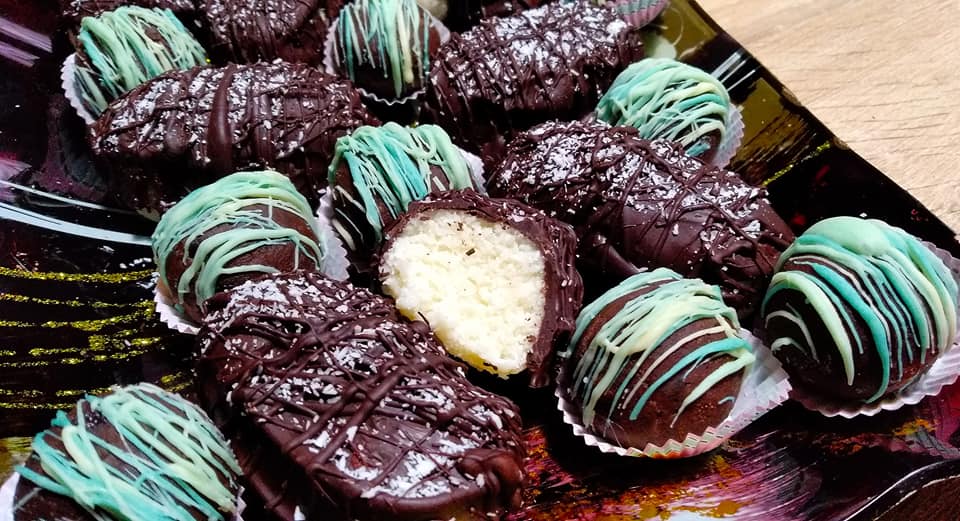 Εύκολα τρουφάκια καρύδας για τη Πρωτομαγιά